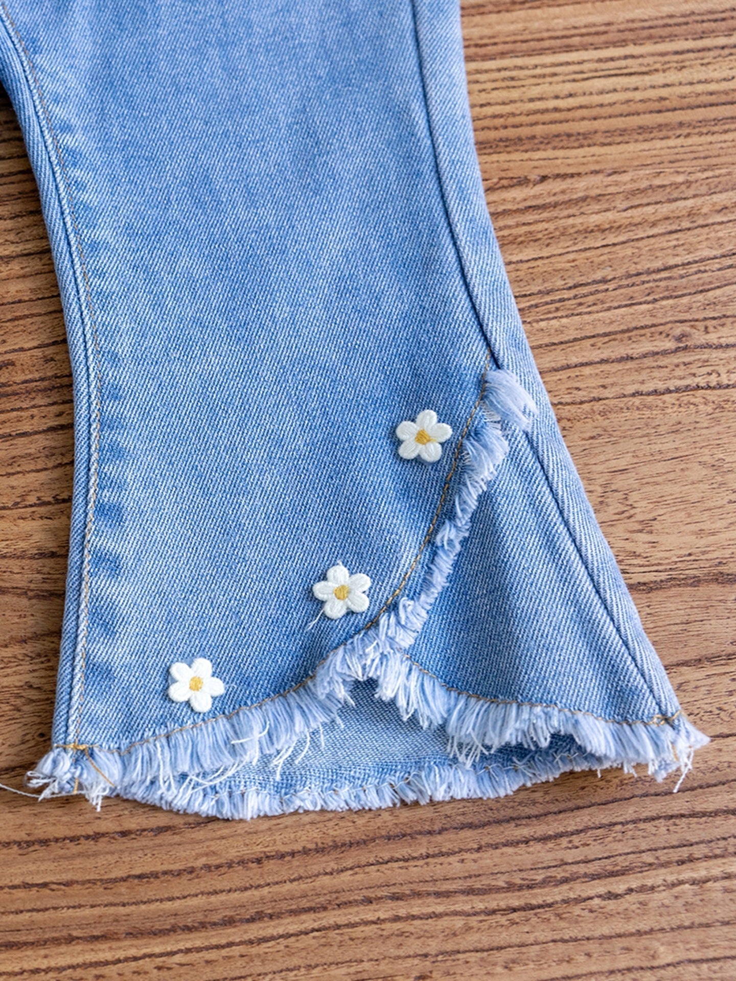 Calça Infantil Feminina Jeans Barra Florzinhas - BABYLIFEBabyLifeBABYLIFE6 - 12 MesesCalça Infantil Feminina Jeans Barra Florzinhas