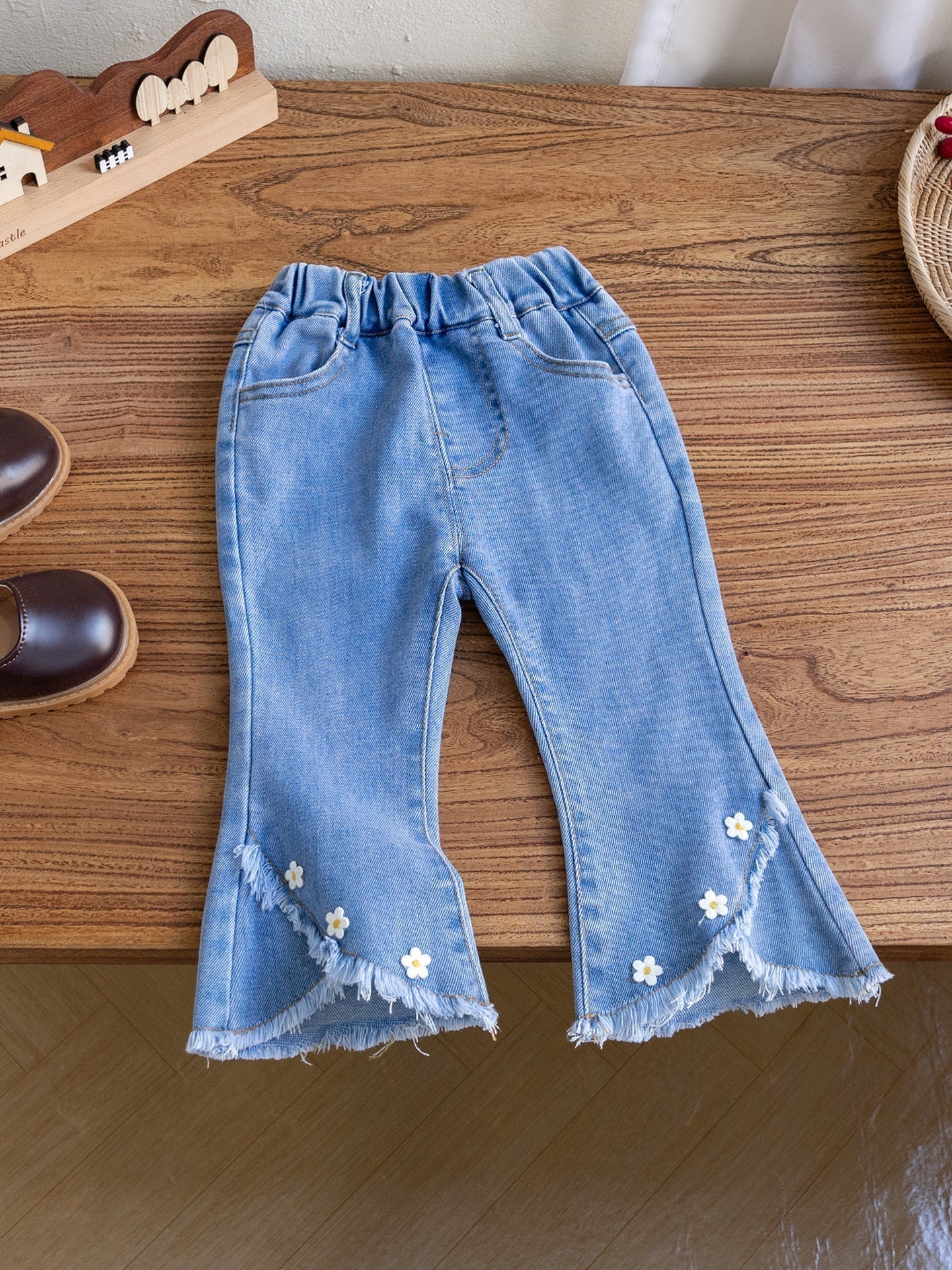 Calça Infantil Feminina Jeans Barra Florzinhas - BABYLIFEBabyLifeBABYLIFE6 - 12 MesesCalça Infantil Feminina Jeans Barra Florzinhas