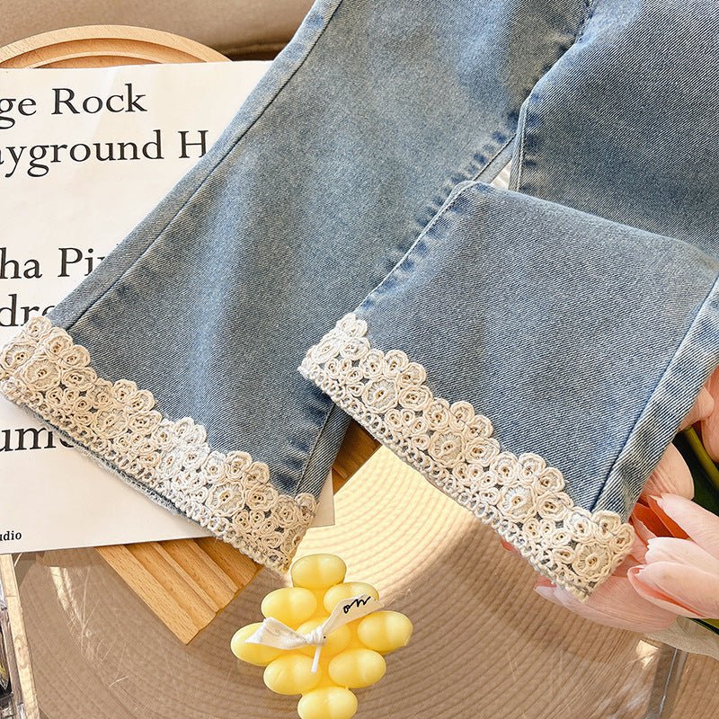 Calça Infantil Feminina Jeans Barra Rendinha - BABYLIFEBabyLifeBABYLIFE1 - 2 AnosCalça Infantil Feminina Jeans Barra Rendinha