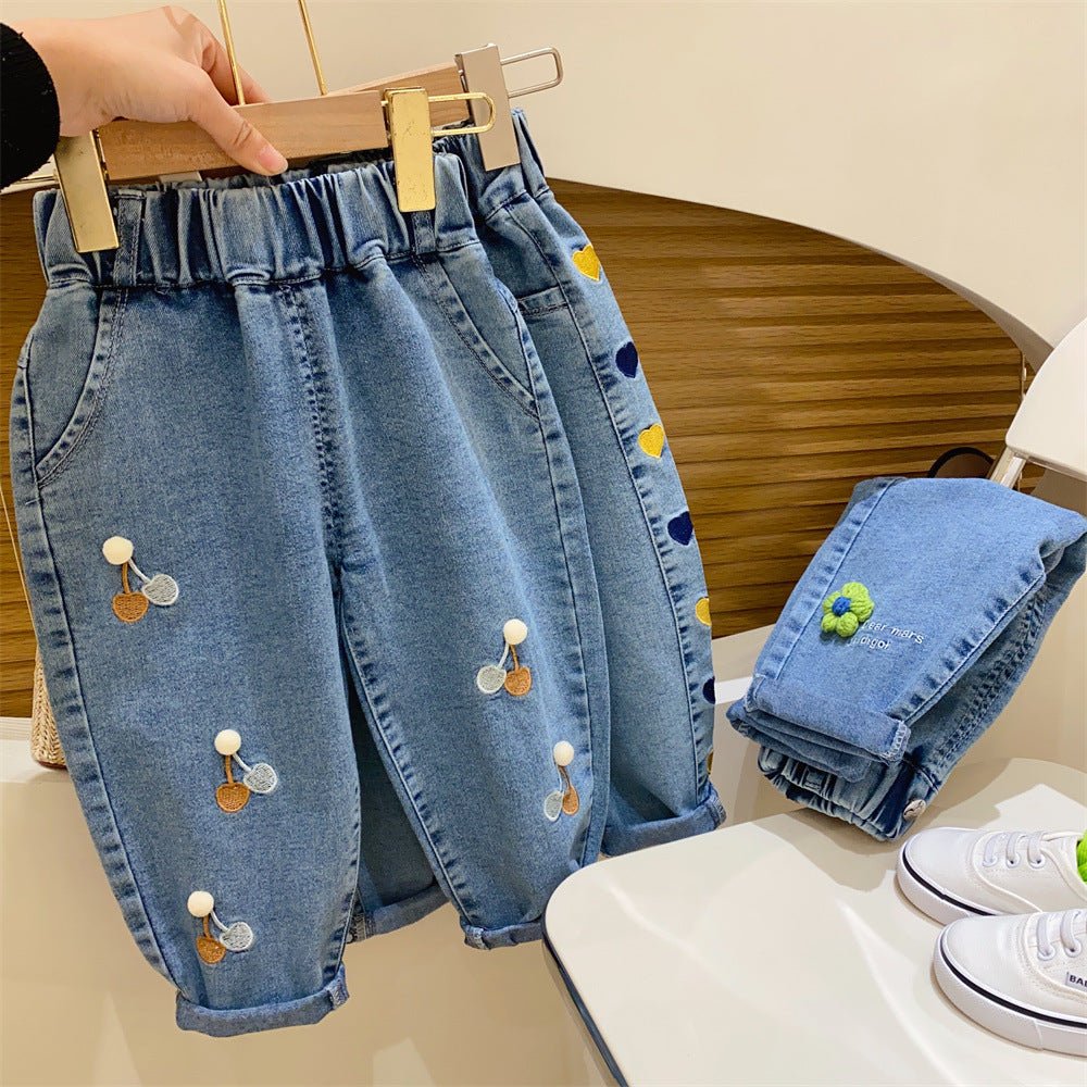 Calça Infantil Feminina Jeans Florzinhas e Coraçõeszinhos - BABYLIFEBabyLifeBABYLIFECoraçãoCalça Infantil Feminina Jeans Florzinhas e Coraçõeszinhos6 - 12 Meses