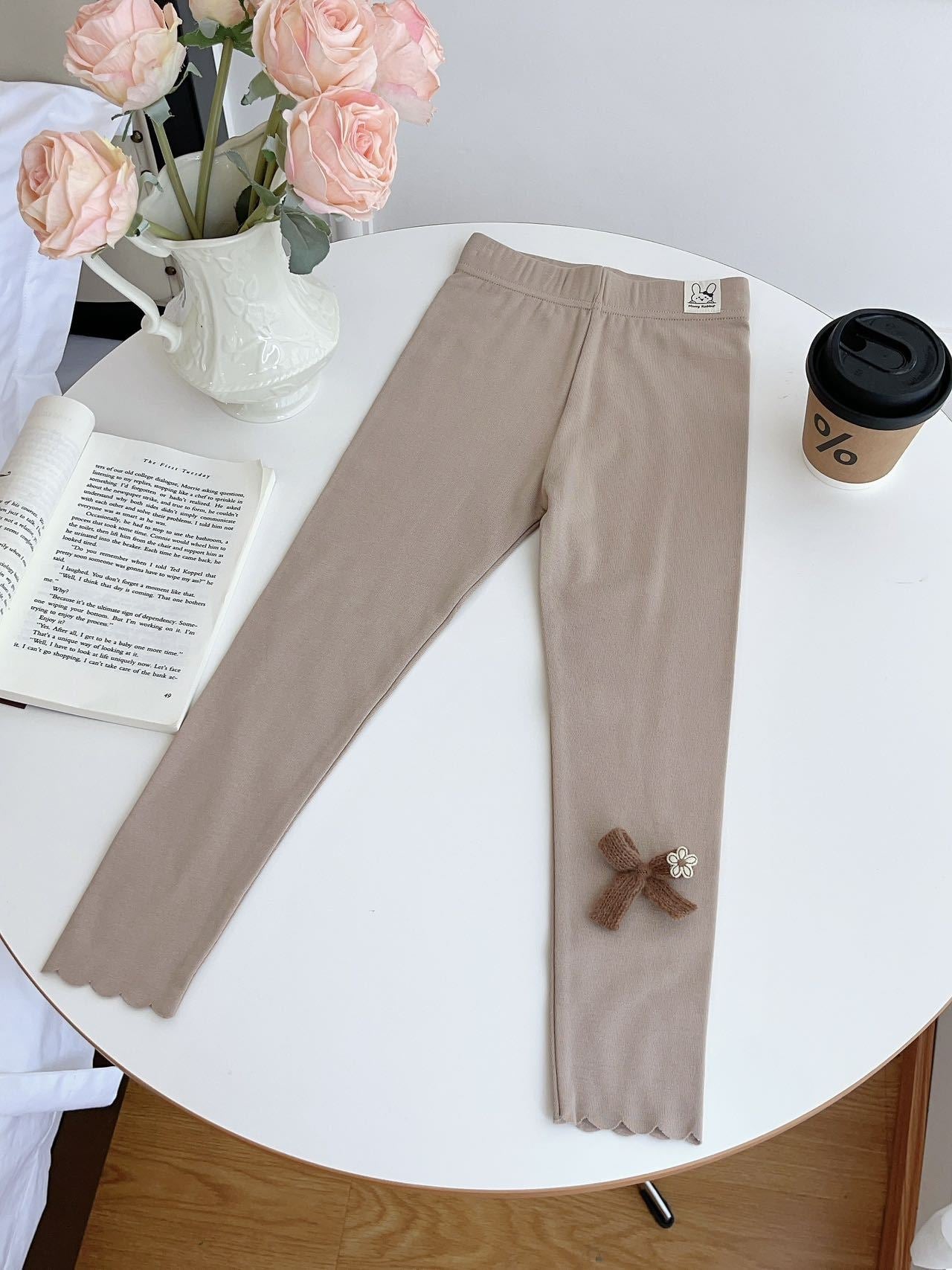 Calça Infantil Feminina Laço Florzinha - BABYLIFEBabyLifeBABYLIFEBegeCalça Infantil Feminina Laço Florzinha3 - 4 Anos