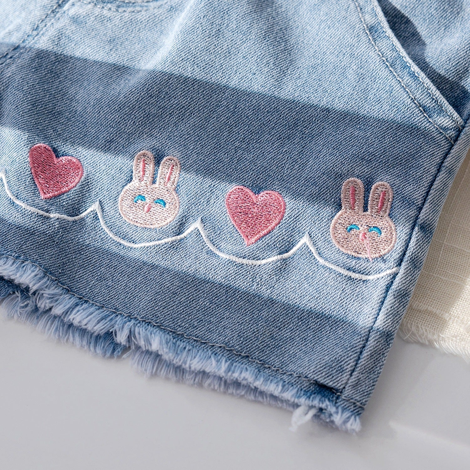 Shorts Infantil Feminino Jeans Coelhinhos - BABYLIFEBabyLifeBABYLIFE6 - 12 MesesShorts Infantil Feminino Jeans Coelhinhos