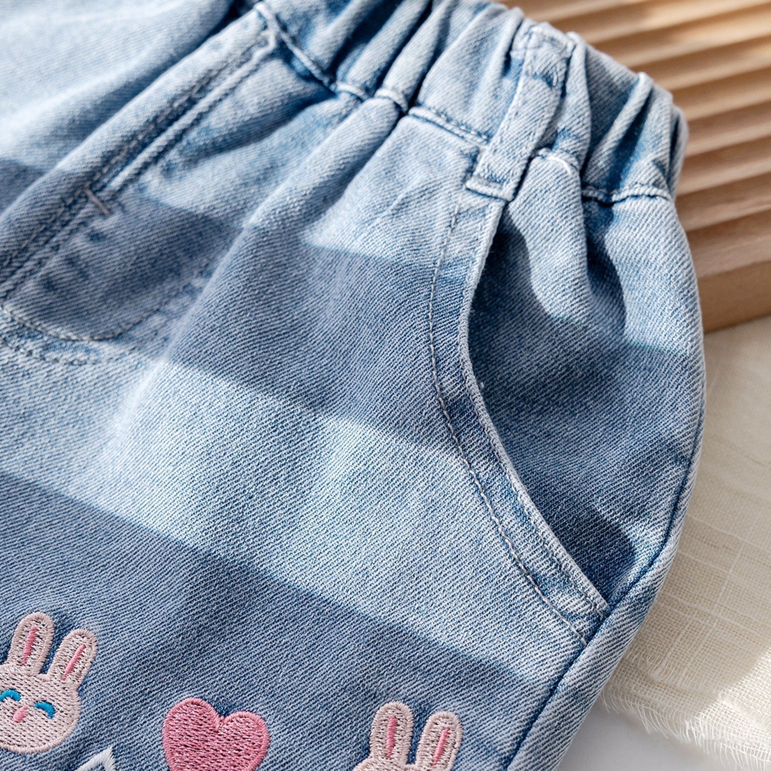 Shorts Infantil Feminino Jeans Coelhinhos - BABYLIFEBabyLifeBABYLIFE6 - 12 MesesShorts Infantil Feminino Jeans Coelhinhos